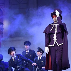 舞台『錦田警部はどろぼうがお好き』開幕、舞台写真＆キャスト・演出家コメントが到着 イメージ画像