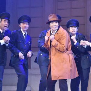 舞台『錦田警部はどろぼうがお好き』開幕、舞台写真＆キャスト・演出家コメントが到着 イメージ画像