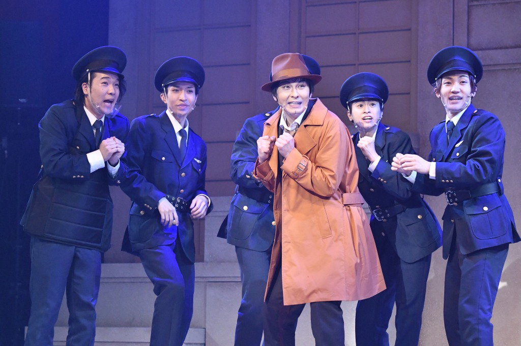 舞台『錦田警部はどろぼうがお好き』開幕、舞台写真＆キャスト・演出家コメントが到着 イメージ画像