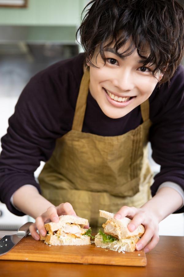 飯山裕太「美味しいご飯と共に楽しんで」　1st写真集『foodie』発売、お渡し会の開催も イメージ画像