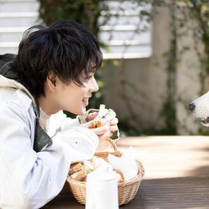 飯山裕太「美味しいご飯と共に楽しんで」　1st写真集『foodie』発売、お渡し会の開催も イメージ画像