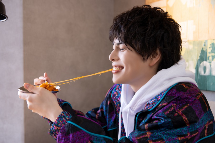 飯山裕太「美味しいご飯と共に楽しんで」　1st写真集『foodie』発売、お渡し会の開催も イメージ画像