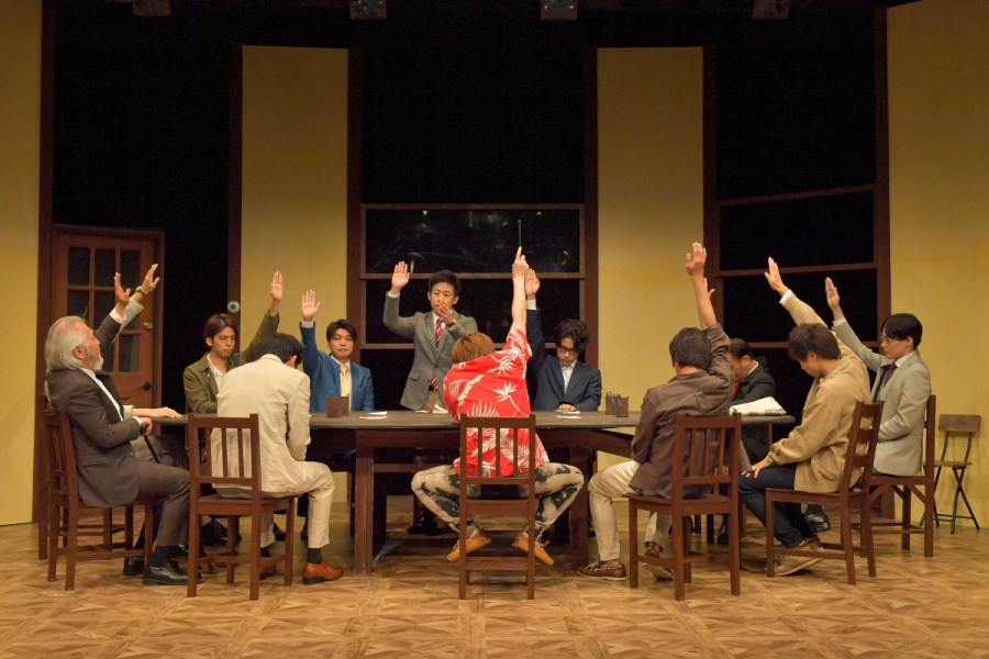 キムラ真「“演劇”が生きる為に必要なんだ」　ナイコン『12人の怒れる男』舞台写真＆コメントが到着 イメージ画像