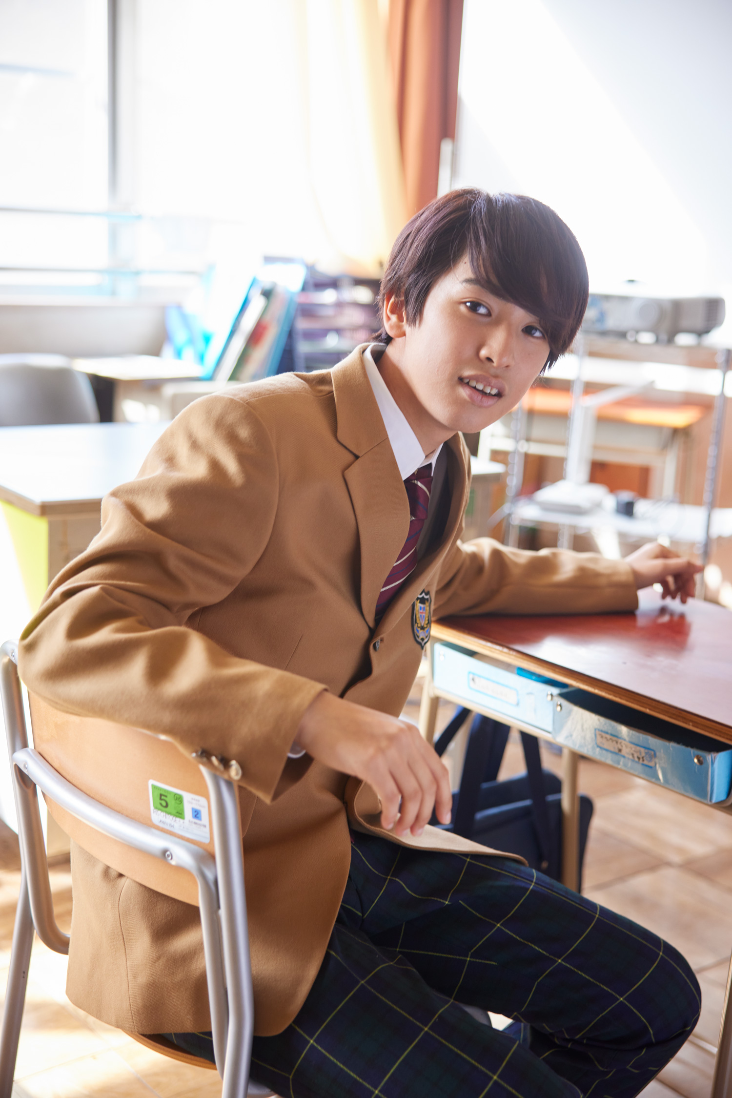 設楽銀河、制服姿からスーツ＆メガネ姿まで　ビジュアルムック「A-VOICE」に登場 イメージ画像
