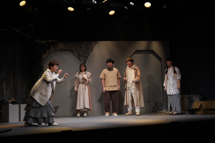 川尻恵太の生い立ちがモチーフ、大人になるまでの20年を描く「ゴールドマウンテン」が開幕 イメージ画像