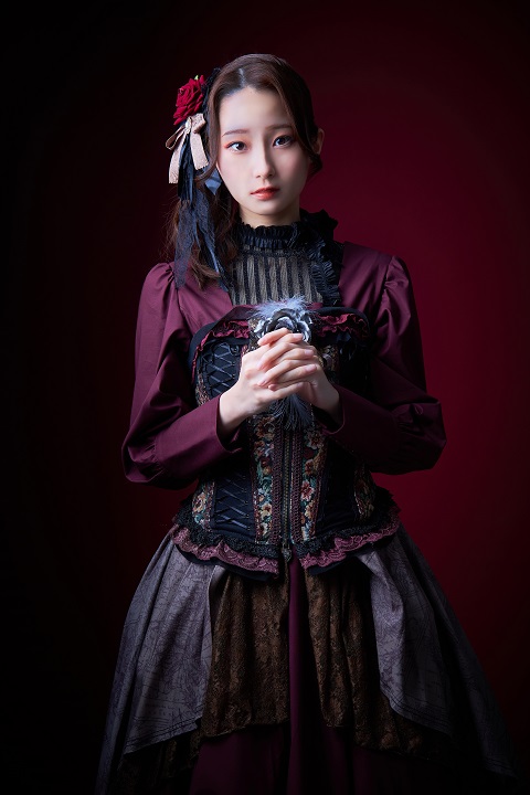 松田彩希・清水麻璃亜らが欧州調の装い　「赤の女王」キャラクタービジュアルが解禁 イメージ画像