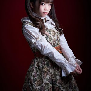 松田彩希・清水麻璃亜らが欧州調の装い　「赤の女王」キャラクタービジュアルが解禁 イメージ画像