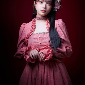 松田彩希・清水麻璃亜らが欧州調の装い　「赤の女王」キャラクタービジュアルが解禁 イメージ画像