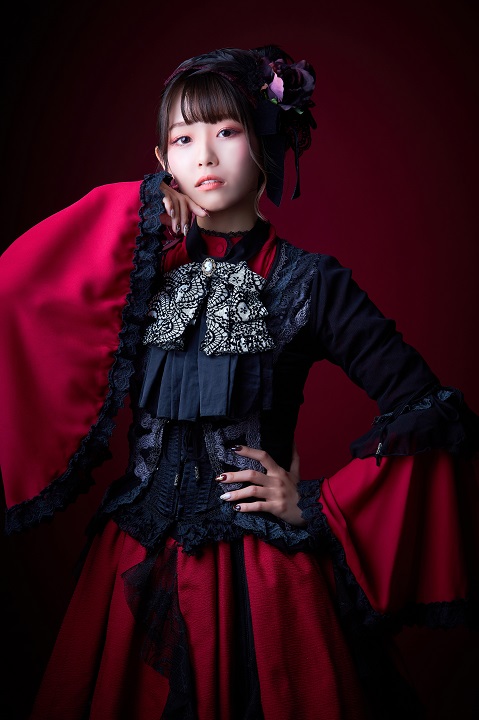 松田彩希・清水麻璃亜らが欧州調の装い　「赤の女王」キャラクタービジュアルが解禁 イメージ画像