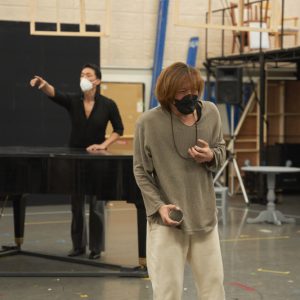2人の切ない愛を描く、平間壮一・小関裕太ら出演『The View Upstairs』稽古場レポート イメージ画像