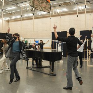 2人の切ない愛を描く、平間壮一・小関裕太ら出演『The View Upstairs』稽古場レポート イメージ画像