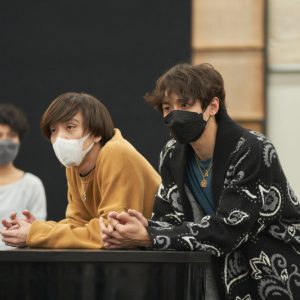 2人の切ない愛を描く、平間壮一・小関裕太ら出演『The View Upstairs』稽古場レポート イメージ画像