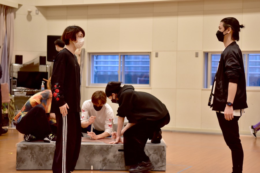 愉快に生きていこうーーいよいよ大詰め、舞台「無人島に生きる十六人」稽古場レポート イメージ画像