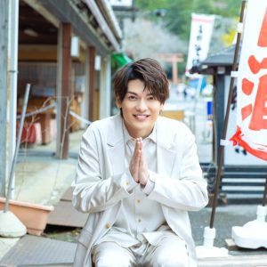 『崎山つばさ 神推し』誌面未収録カット解禁　「おみくじを引いて一喜一憂」なショットも イメージ画像
