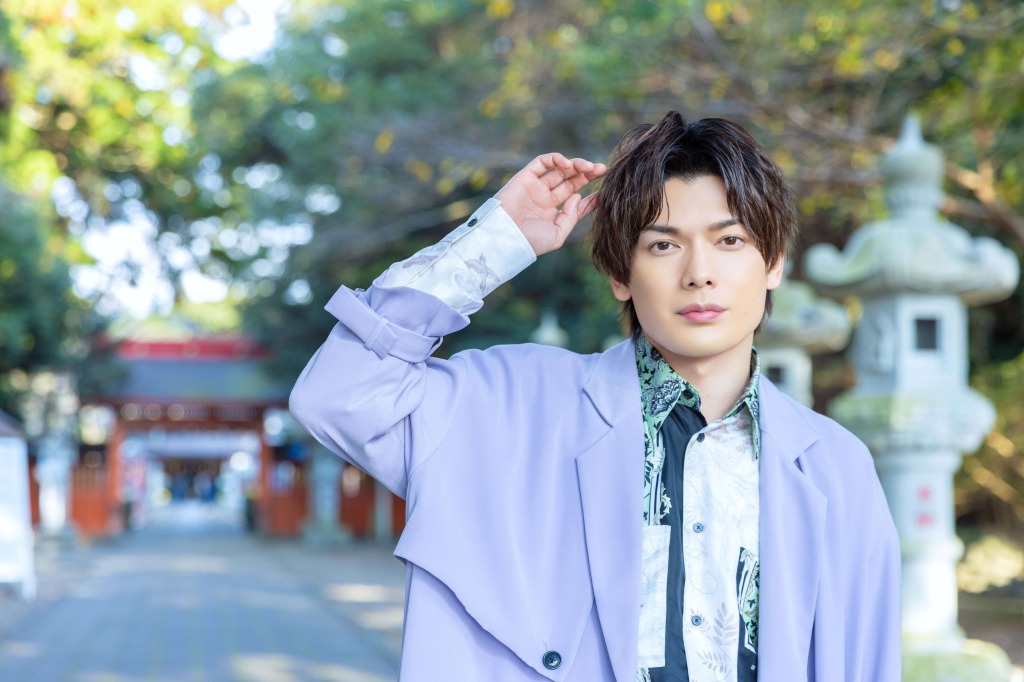 『崎山つばさ 神推し』誌面未収録カット解禁　「おみくじを引いて一喜一憂」なショットも イメージ画像