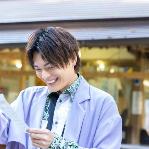 『崎山つばさ 神推し』誌面未収録カット解禁　「おみくじを引いて一喜一憂」なショットも イメージ画像