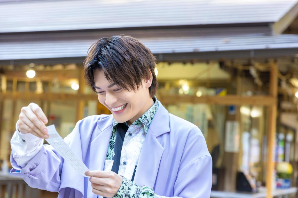 『崎山つばさ 神推し』誌面未収録カット解禁　「おみくじを引いて一喜一憂」なショットも イメージ画像