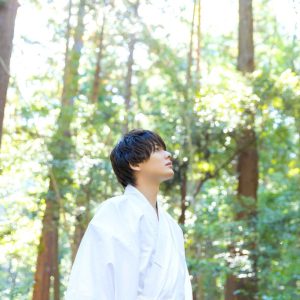 『崎山つばさ 神推し』誌面未収録カット解禁　「おみくじを引いて一喜一憂」なショットも イメージ画像