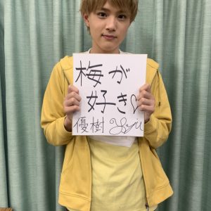 舞台「ヲタクに恋は難しい」、土井一海・堀内まり菜らキャスト全員コメント色紙が公開 イメージ画像