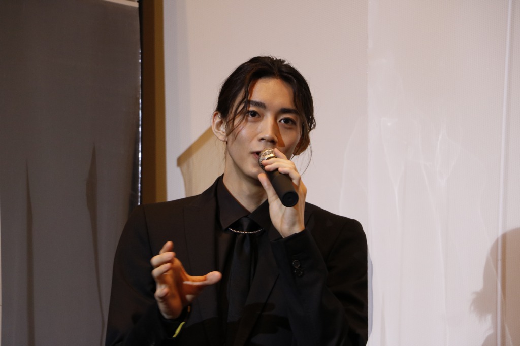 荒木宏文「観るコンディションが違えば、結論がちがって⾒える作品」　映画『漆黒天』初日舞台挨拶レポート イメージ画像