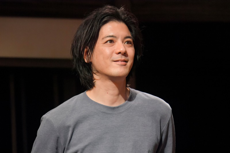 中村誠治郎「少しでも何かを感じていただけたら」　『キスより素敵な手を繋ごう』開幕 イメージ画像
