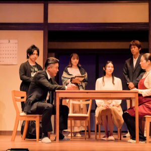 中村誠治郎「少しでも何かを感じていただけたら」　『キスより素敵な手を繋ごう』開幕 イメージ画像