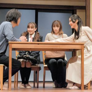 中村誠治郎「少しでも何かを感じていただけたら」　『キスより素敵な手を繋ごう』開幕 イメージ画像