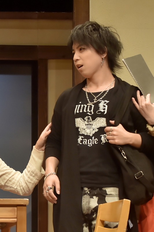 中村誠治郎「少しでも何かを感じていただけたら」　『キスより素敵な手を繋ごう』開幕 イメージ画像