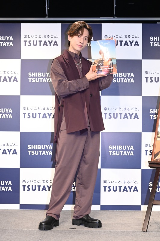 吉高志音が1st写真集発売イベントに登場 「『もっと自分のことを好きでいられるように』をみんなに伝えたい」 イメージ画像